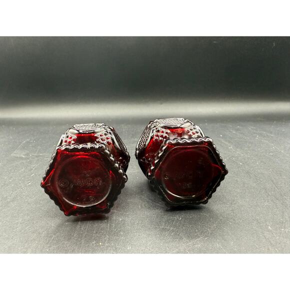 Set Of Two 1978 Avon Ruby Red Glass Cape Cod Salt & Pepper Shakers4.5" - Picture 5 of 8